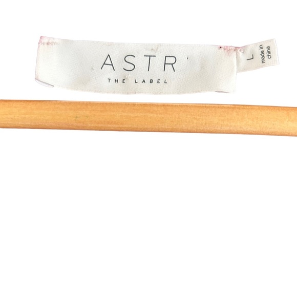 ASTR The Label Womens Ruby Red Scoop Neck Waist Length Sweater Size L - Picture 14 of 14